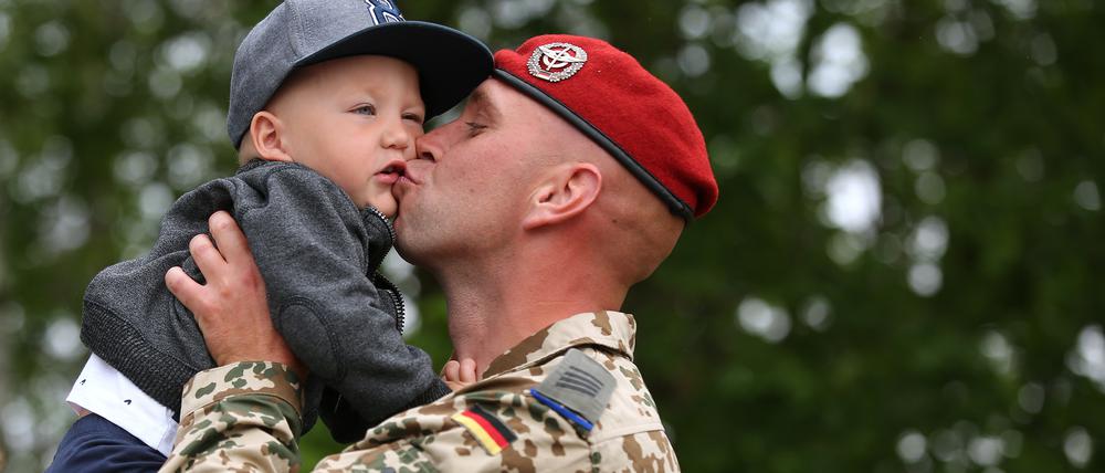 Um die Attraktivität des Dienstes in Litauen zu steigern, wird die Truppe in der Nähe von Vilnius und Kaunas stationiert. Geplant sind auch Einrichtungen für Kinderbetreuung und eine Schule.