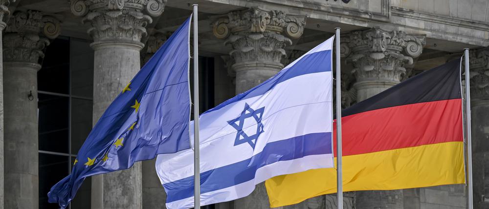 Die Fahnen Europas, Israels und Deutschlands vor dem Bundestag. Doch nur Fahnen aufziehen reicht nicht mehr, findet unser Autor.