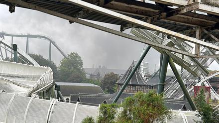 Rauch ist im Freizeitpark Heidepark Soltau wegen eines Feuers in einem ehemaligen Verwaltungsgebäude zu sehen. Aus Sicherheitsgründen wurden die rund 4500 Besucher zu ihren Autos geleitet und mussten den Park im Heidekreis verlassen.