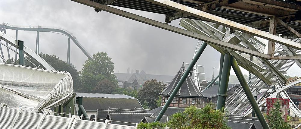 Rauch ist im Freizeitpark Heidepark Soltau wegen eines Feuers in einem ehemaligen Verwaltungsgebäude zu sehen. Aus Sicherheitsgründen wurden die rund 4500 Besucher zu ihren Autos geleitet und mussten den Park im Heidekreis verlassen.