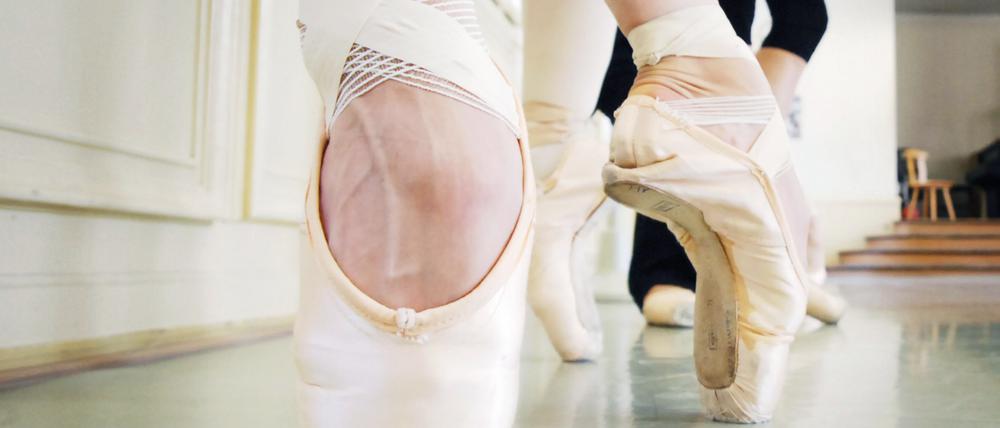 Für die Fotogeschichte der SPIELZEIT haben wir den ersten Solotänzerinnen des Staatsballetts Beatrice Knop, Elena Pris, Polina Semionova und der Solotänzerin Shoko Nakamura bei den Probem zum neuen Stück "Sylvia" von Frederick Ashton im Ballettsaal der Staatsoper Unter den Linden in Berlin über die Schulter geschaut
Ballett, Staatsballatt, Tanz, Tänzerin, Tütü, Ballerina, Ballettschuh,
Foto: Kitty Kleist-Heinrich