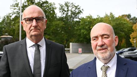 Dietmar Woidke (l., SPD), Ministerpräsident von Brandenburg, und Ron Prosor (r.), Botschafter von Israel in Deutschland, geben vor dem Kongresshotel am Luftschiffhafen Statements.
