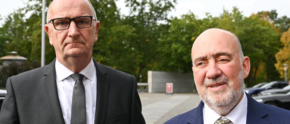Dietmar Woidke (l., SPD), Ministerpräsident von Brandenburg, und Ron Prosor (r.), Botschafter von Israel in Deutschland, geben vor dem Kongresshotel am Luftschiffhafen Statements.