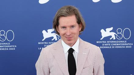 Wes Anderson, Regisseur aus den USA, kommt zu einem Fototermin für den Film «The Wonderful Story Of Henry Sugar» während der 80. Ausgabe der Filmfestspiele von Venedig. +++ dpa-Bildfunk +++