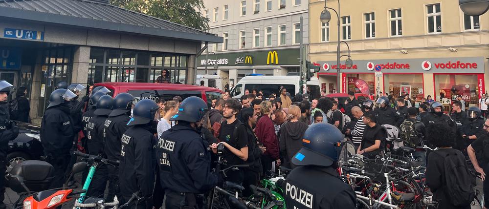 Trotz Demo-Verbots kamen am Mittwochabend viele Menschen zum Hermannplatz.