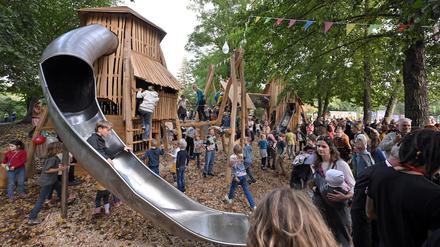 Der Spielplatz „Westkurve“ wurde mit großer Begeisterung gleich nach seiner Eröffnung getestet.