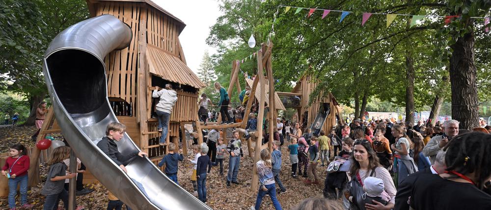 Der Spielplatz „Westkurve“ wurde mit großer Begeisterung gleich nach seiner Eröffnung getestet.