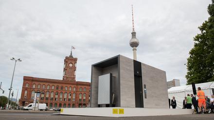 Ein Prototyp der neuen City-Toilette steht bei einem Pressetermin unweit des Roten Rathauses. Die Firma Wall GmbHwird die neuen modularen Häuschen ab 2019 in der Stadt aufbauen.