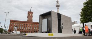 Ein Prototyp der neuen City-Toilette steht bei einem Pressetermin unweit des Roten Rathauses. Die Firma Wall GmbHwird die neuen modularen Häuschen ab 2019 in der Stadt aufbauen.