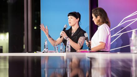Shelby Lynn (l.) im Gespräch mit Dorothee Bär (CSU), stellvertretende Vorsitzende der CDU/CSU-Bundestagsfraktion.