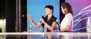 Shelby Lynn (l.) im Gespräch mit Dorothee Bär (CSU), stellvertretende Vorsitzende der CDU/CSU-Bundestagsfraktion.