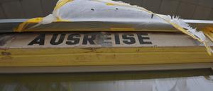 Der Schriftzug «Ausreise» ist am sogenannten «Tränenpalast», der Ausreisehalle der früheren Grenzübergangsstelle (GÜST) am Bahnhof Friedrichstraße, zu lesen.