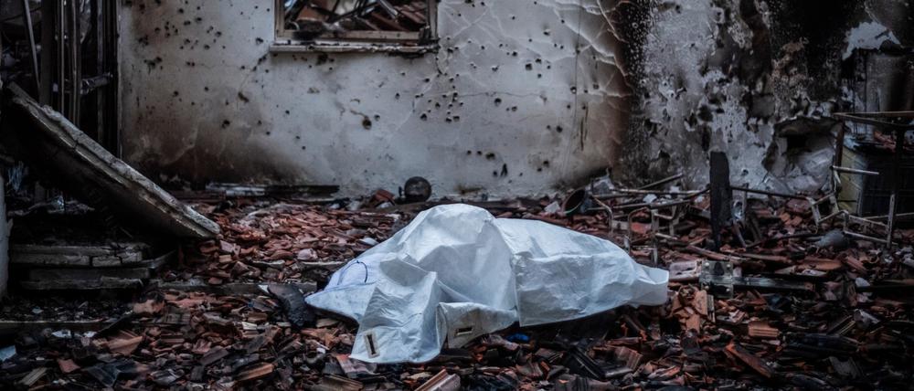Verkohlte Ruinen und überall Leichen. Als die israelische Armee nach Stunden heftiger Kämpfe zu den Eingeschlossenen in Be’eri vordringen kann, bietet sich ihnen ein grauenvolles Bild der Zerstörung.