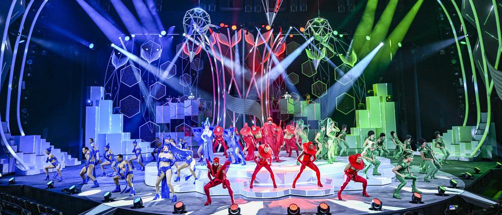 Blau, grün und rot - nur diese drei Farben sind in „Diamond City“ erlaubt. Szene aus „Falling in Love“ im Friedrichstadt-Palast