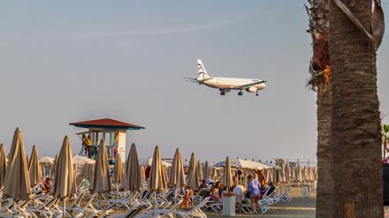 Zum Greifen nah: Kurz vor ihrer Landung fliegen die Airlines über den Mackenzie Beach in Larnaka. 