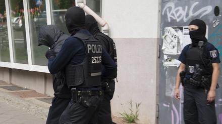 Polizeibeamte führen einen Mann ab (Symbolbild).