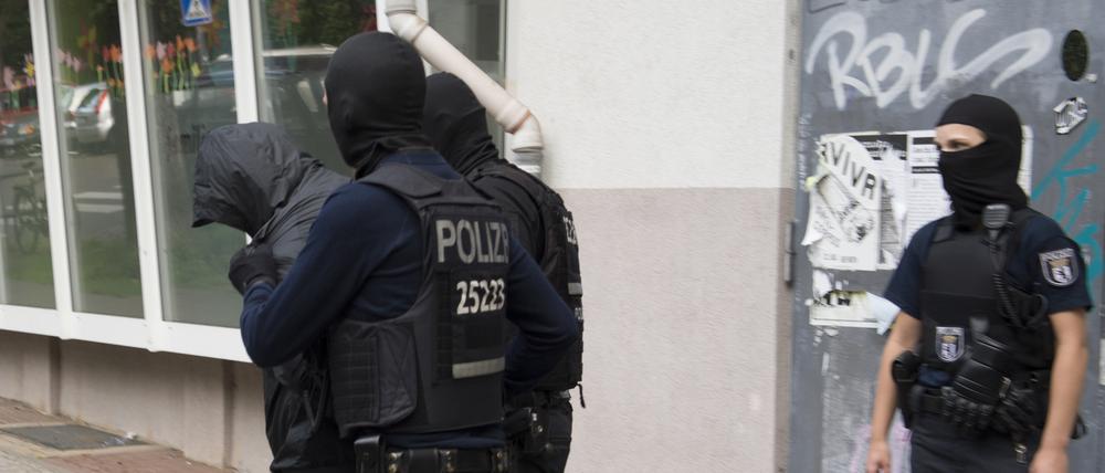 Polizeibeamte führen einen Mann ab (Symbolbild).