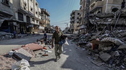 Ein Palästinenser geht nach israelischen Luftangriffen durch eine Straße in Rafah.