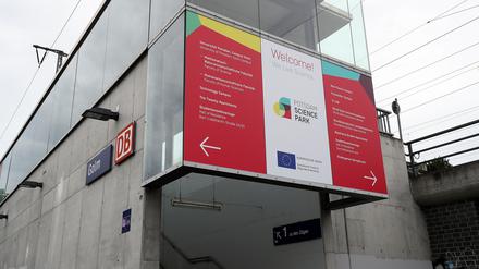 Ein Schild mit den Einrichtungen des Wissenschaftsparks am Bahnhof Golm. 