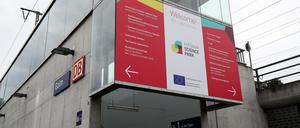 Ein Schild mit den Einrichtungen des Wissenschaftsparks am Bahnhof Golm. 