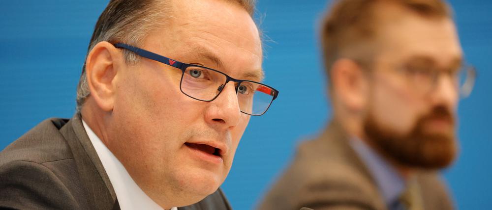 Deutschland, Berlin, Pressekonferenz am Mittwoch, 11. Oktober 2023, mit dem AfD-Fraktionsvorsitzenden Tino Chrupalla zum Vorfall in Ingolstadt.