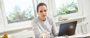 Alltag im Ausnahmezustand: Die Lohnarbeit in der eigenen Wohnung ist in der Coronakrise für viele Beschäftigte zum Normalfall geworden.