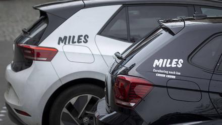 Zwei Autos des Carsharing-Anbieters Miles in Berlin.