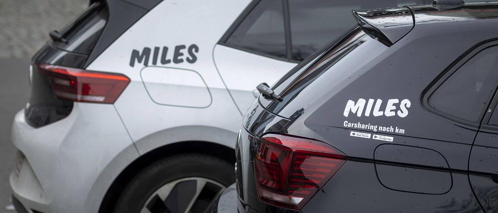Zwei Autos des Carsharing-Anbieters Miles in Berlin.