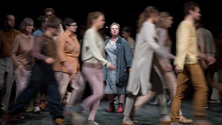 Armut, wie hier bei Mutter Courage (Gabriela Maria Schmeide, Bildmitte), sieht man oft geschauspielert. Hinter den Kulissen wird sie aber auch gelebt.