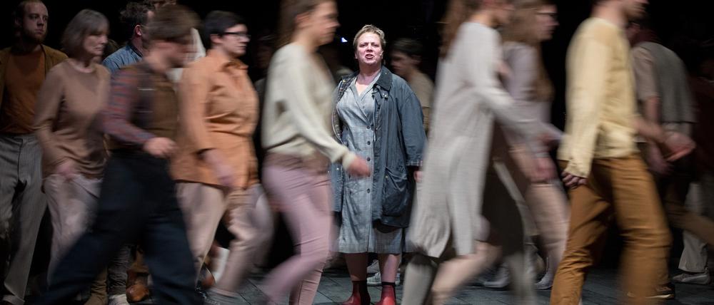 Armut, wie hier bei Mutter Courage (Gabriela Maria Schmeide, Bildmitte), sieht man oft geschauspielert. Hinter den Kulissen wird sie aber auch gelebt.