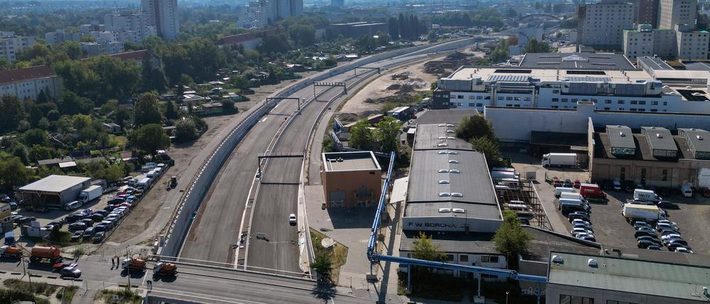 Die Metallgestelle für Schilderbrücken stehen über der noch nicht markierten Fahrbahn der Erweiterung der Stadtautobahn A 100 zwischen Autobahndreieck Neukölln und Anschlussstelle Treptower Park. 