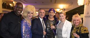 Umringt von Prominenten: Berlins ehemalige Regierende Bürgermeisterin Franziska Giffey (2. v. re.) bei der Premiere der neuen Show im Friedrichstadtpalast. 