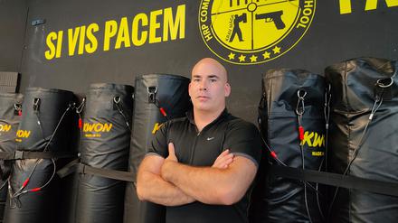 In seiner Sportschule in Wilmersdorf bietet Oliver Hoffmann Training in Krav Maga an.
Oliver Doron Hoffmann ertüchtigt mit der Kampfgruppe Krav Maga Berliner Juden zur Selbstverteidigung.