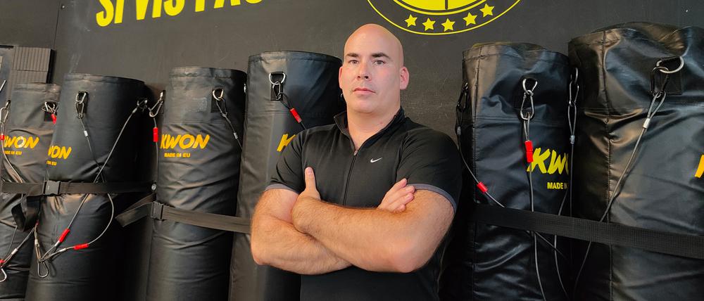 In seiner Sportschule in Wilmersdorf bietet Oliver Hoffmann Training in Krav Maga an.
Oliver Doron Hoffmann ertüchtigt mit der Kampfgruppe Krav Maga Berliner Juden zur Selbstverteidigung.
