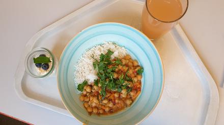 Essen Kantine Mensa am Neuen Palais Studentenwerk Potsdam Menue Ernährung Kircherbsen Curry Reis Tablett Portion Küche Kochen vegan