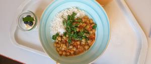 Essen Kantine Mensa am Neuen Palais Studentenwerk Potsdam Menue Ernährung Kircherbsen Curry Reis Tablett Portion Küche Kochen vegan