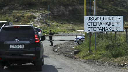 Ein Auto mit einer Gruppe internationaler Journalisten fährt nach Khankendi, Aserbaidschan, das den Armeniern auch als Stepanakert, Karabach, bekannt ist. 