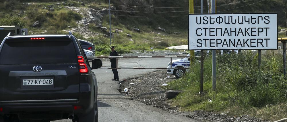 Ein Auto mit einer Gruppe internationaler Journalisten fährt nach Khankendi, Aserbaidschan, das den Armeniern auch als Stepanakert, Karabach, bekannt ist. 