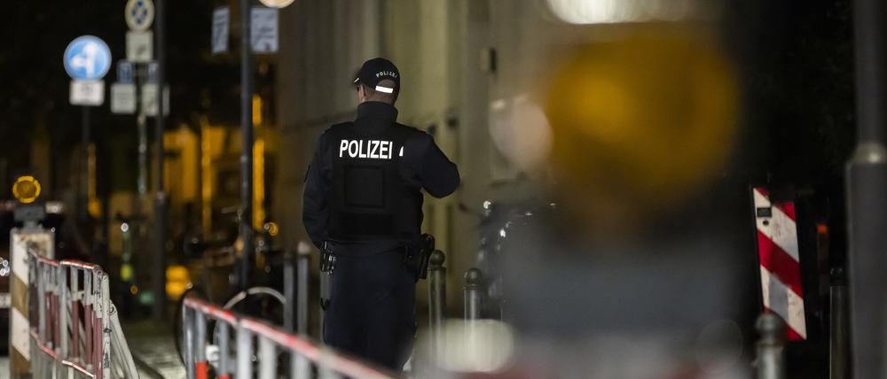 Ein Polizist steht vor dem Gebäude der Israelitischen Synagogen-Gemeinde (Adass Jisroel) zu Berlin im Berliner Ortsteil Mitte.