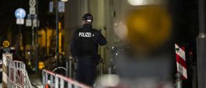 Ein Polizist steht vor dem Gebäude der Israelitischen Synagogen-Gemeinde (Adass Jisroel) zu Berlin im Berliner Ortsteil Mitte.