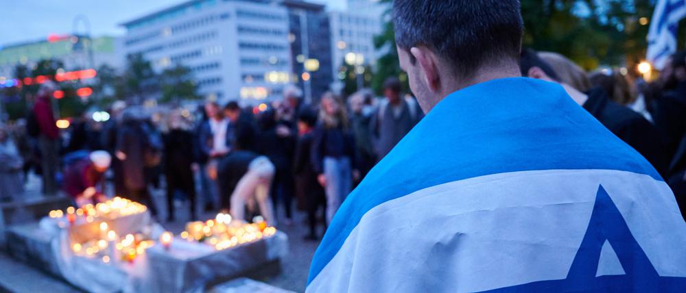 Menschen nehmen an der Veranstaltung «Gedenken der Opfer des Terrors der Hamas. Solidarität mit den Menschen in Israel und Palästina» auf dem Wittenbergplatz.