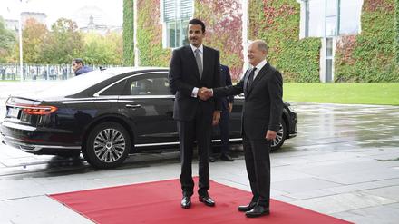Olaf Scholz trifft den Emir von Katar.