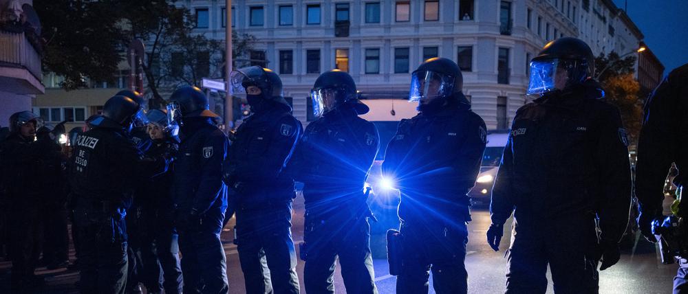 Polizeibeamte stehen im Stadtteil Neukölln auf der Sonnenallee. (Archivbild)