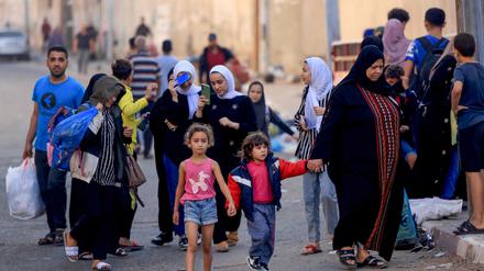 Palästinenser fliehen nach israelischen Luftangriffen am 13. Oktober 2023 mit ihrem Hab und Gut in sicherere Gebiete in Gaza-Stadt.