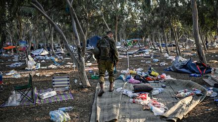 Ein israelischer Soldat patrouilliert in der Nähe des Kibbuz Beeri, dem Ort, an dem 260 Feiernde während des Supernova-Musikfestivals am 7. Oktober von Militanten getötet wurden (Archivbild).