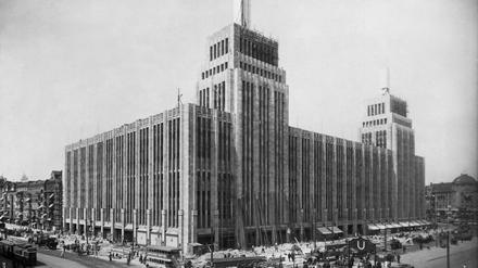 Das historische Kaufhaus am Hermannplatz 5-10, erbaut 1927-29, entworfen vom Architekten Philipp Schaefer. Außenansicht des noch im Bau befindlichen Kaufhauses, um 1929.
