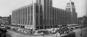 Das historische Kaufhaus am Hermannplatz 5-10, erbaut 1927-29, entworfen vom Architekten Philipp Schaefer. Außenansicht des noch im Bau befindlichen Kaufhauses, um 1929.