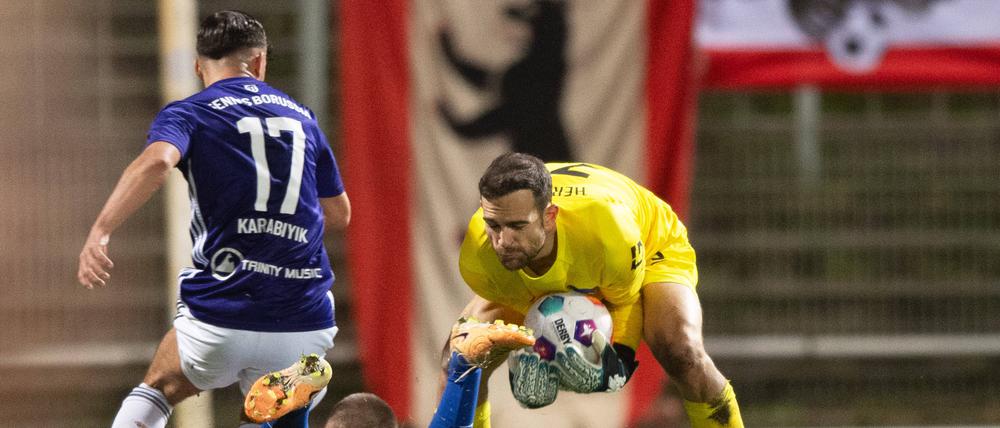 Zurück auf der eigentlichen Bühne. Marius Gersbeck darf jetzt wieder Bälle fangen, hier im Testspiel bei Tennis Borussia.