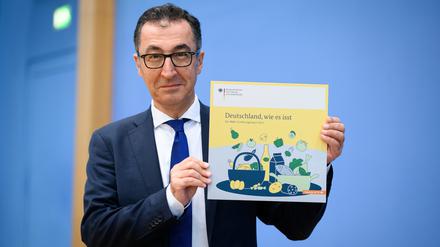 Cem Özdemir, Bundesminister für Ernährung und Landwirtschaft, stellt in der Bundespressekonferenz den Ernährungsreport 2023 vor. Die jährliche Umfrage im Auftrag des Ministeriums beleuchtet Ess- und Einkaufsgewohnheiten sowie Erwartungen an den Lebensmittelmarkt in Deutschland. 