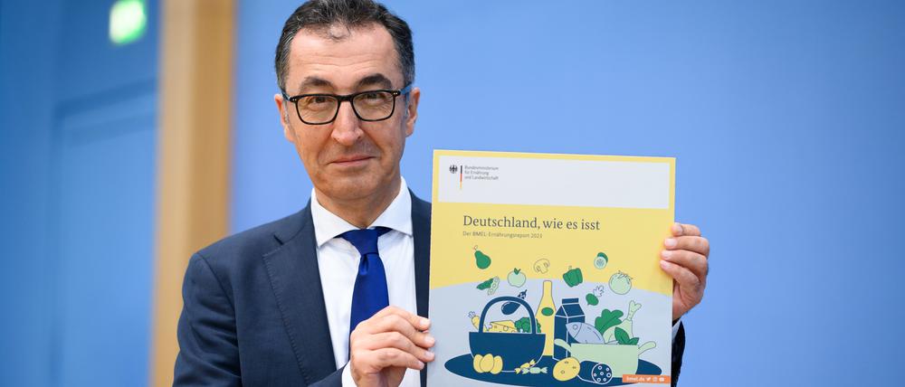 Cem Özdemir, Bundesminister für Ernährung und Landwirtschaft, stellt in der Bundespressekonferenz den Ernährungsreport 2023 vor. Die jährliche Umfrage im Auftrag des Ministeriums beleuchtet Ess- und Einkaufsgewohnheiten sowie Erwartungen an den Lebensmittelmarkt in Deutschland.